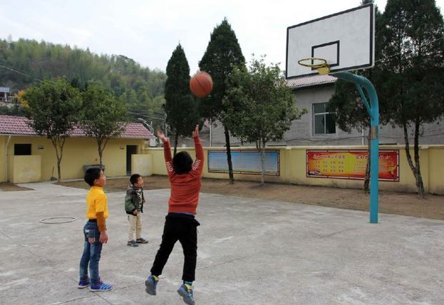 照亮了无数深山学子前行的路也辉映着新时代村庄教育的期望之