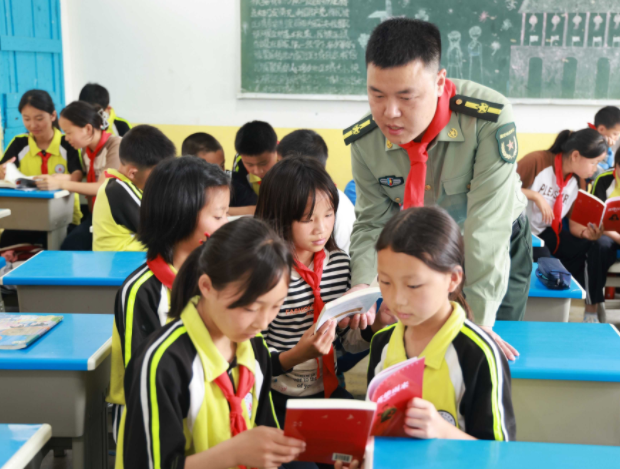 资源优势与中小学形成大手牵小手联动形式专业力气让教育更有