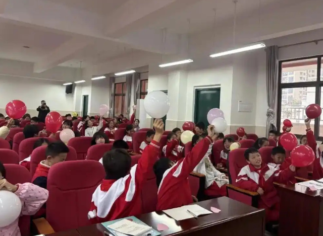 传来阵阵充溢节奏的“鼓声”孩子们手中的“乐器”是一张张普